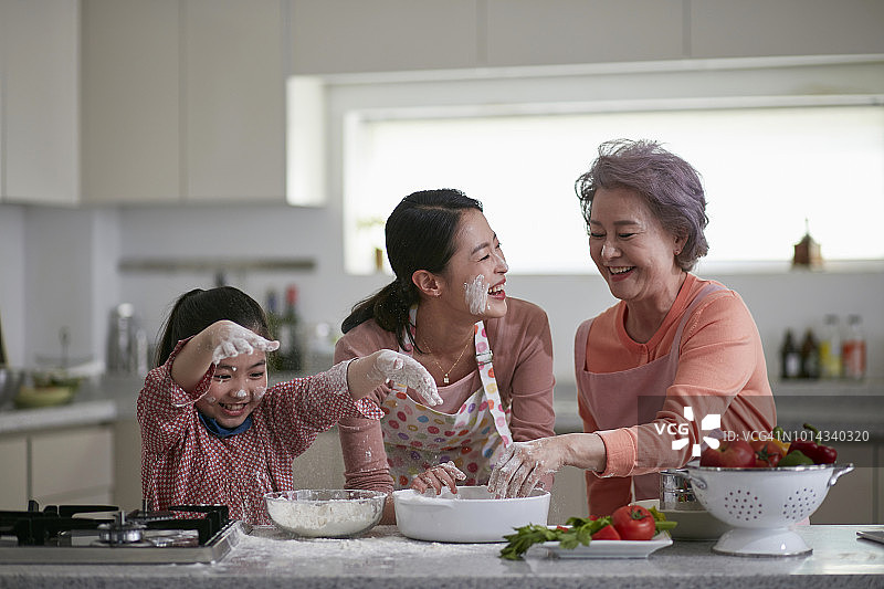 奶奶、妈妈和孙女都喜欢做饭图片素材