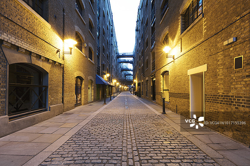 黄昏时分伦敦空荡荡的小巷图片素材