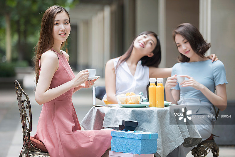 三个年轻女孩喝下午茶图片素材