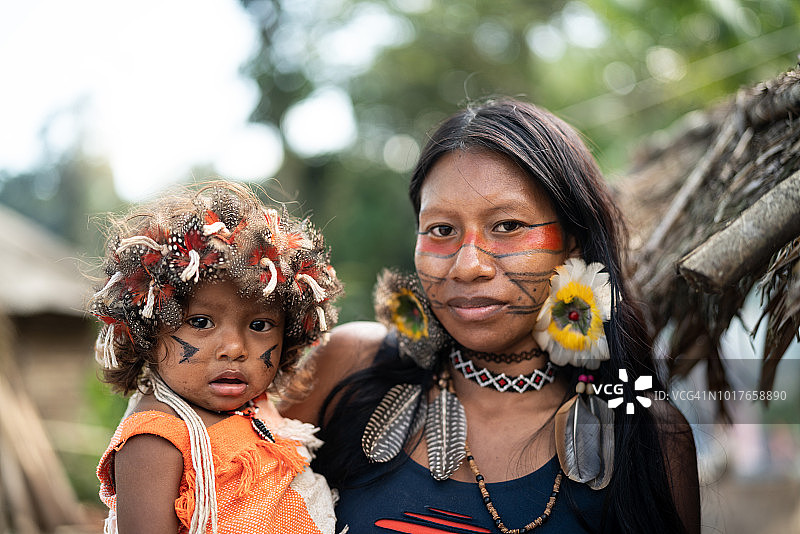 土著巴西年轻妇女和她的孩子，来自瓜拉尼民族的肖像图片素材