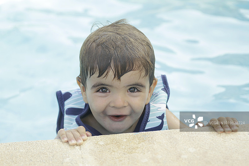 游泳池里的男婴图片素材