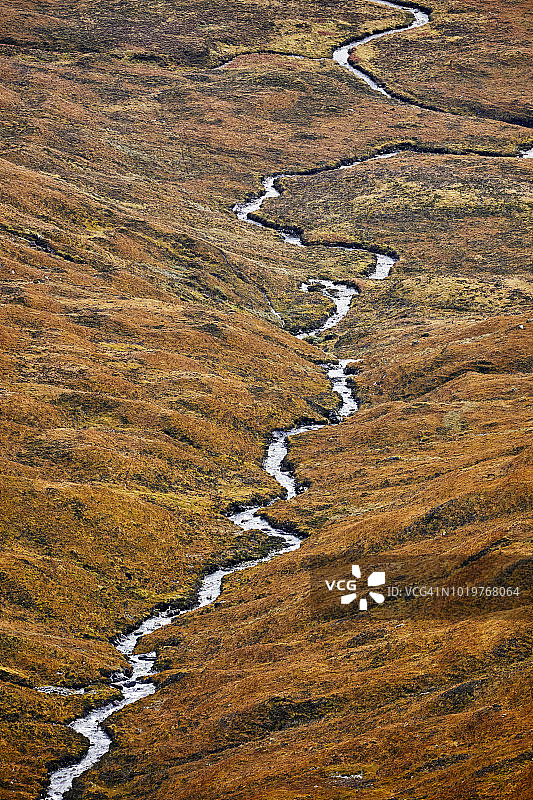 河流，山间的蒸汽蜿蜒穿过斯凯岛的荒原图片素材