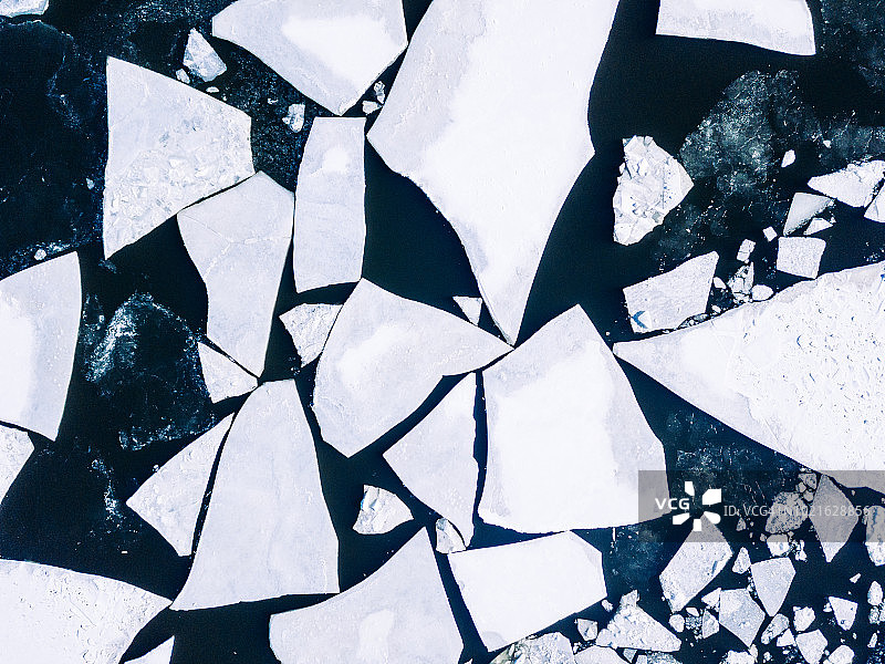 冬季从上到下鸟瞰赫尔辛基周围的波罗的海破裂的冰图片素材