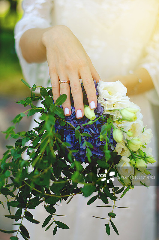 新娘鲜花、捧花、手、戒指图片素材