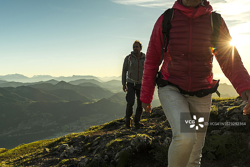 奥地利，萨尔兹卡默古特，一对夫妇在山上徒步旅行图片素材