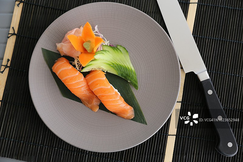 日本寿司在盘子里呈现得很好图片素材