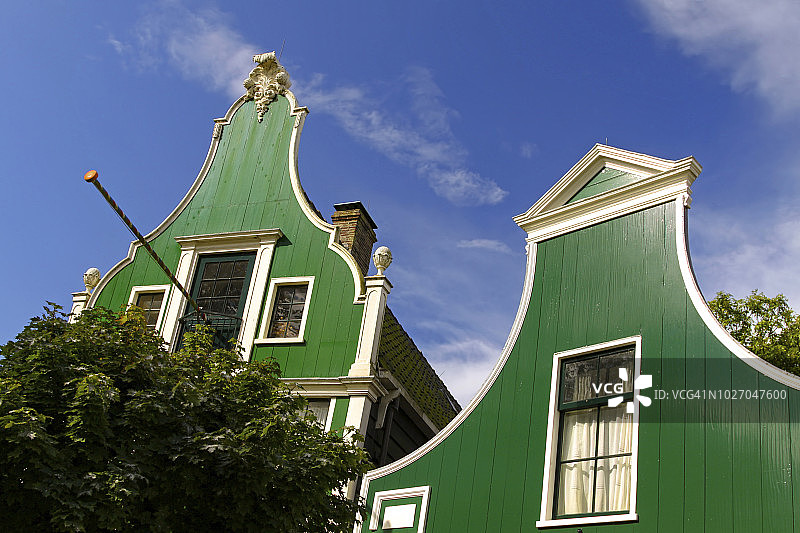 荷兰，北荷兰，Zaandijk，历史悠久的山墙房屋，由木头和漆成绿色。图片素材