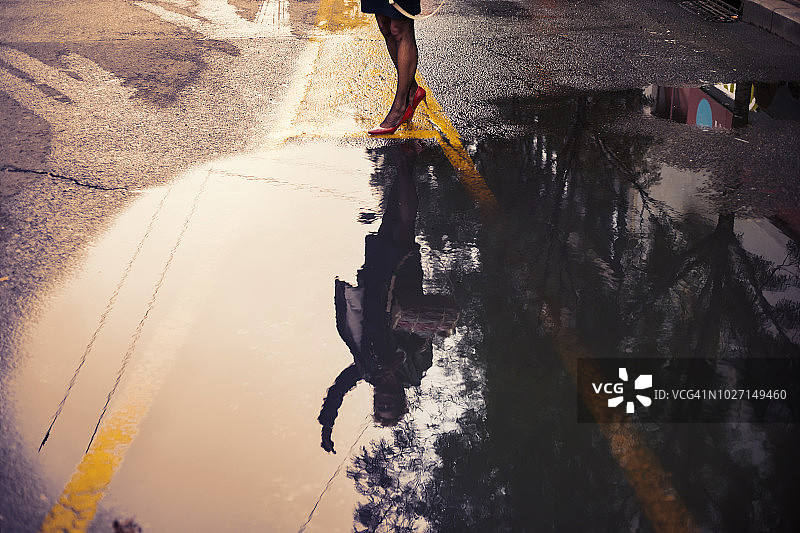 雨中城市街道上的女人图片素材