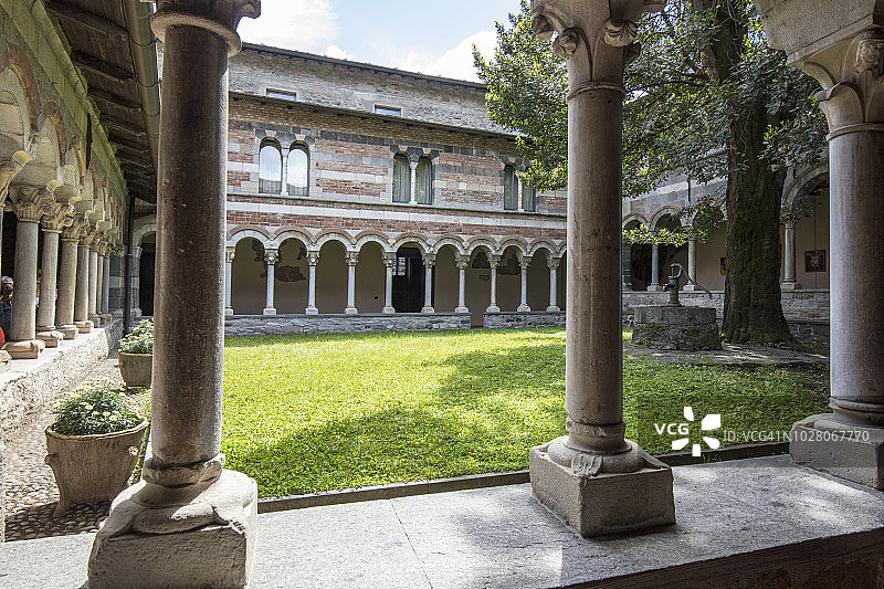 意大利皮奥纳修道院的柱廊和回廊图片素材