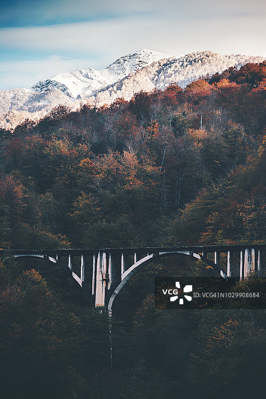 铁路桥和雪山景观与秋天森林旅游风景史诗景观图片素材