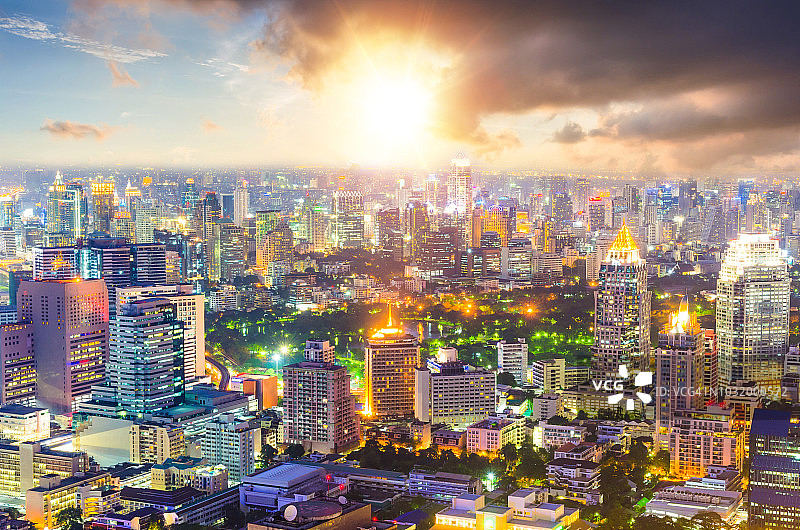 黄昏俯瞰高层建筑的城市商业区全景(泰国曼谷)图片素材