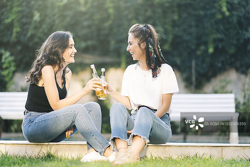 女性朋友喜欢一起喝啤酒图片素材