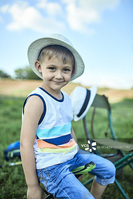 带着夏天帽子微笑的小男孩的肖像图片素材