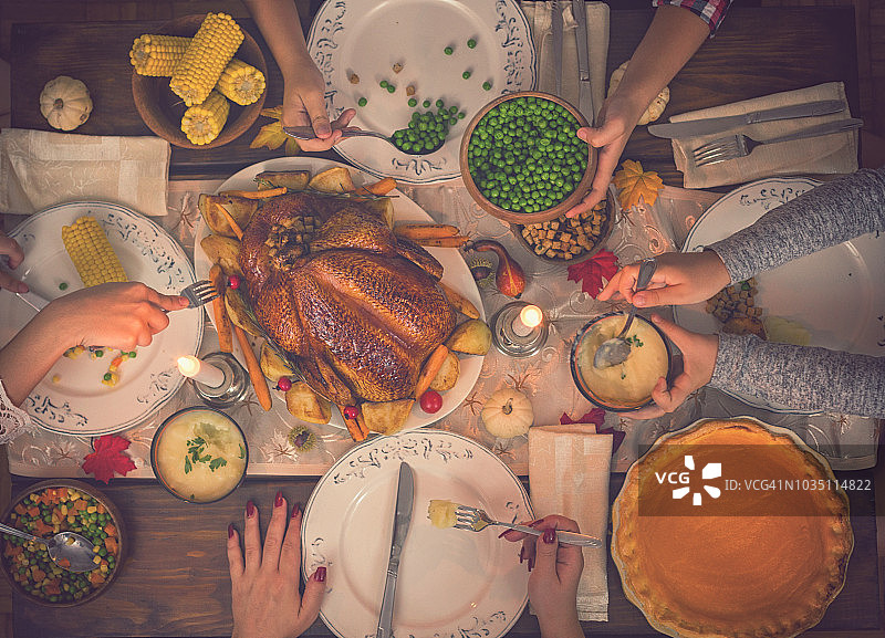 传统的感恩节火鸡大餐图片素材