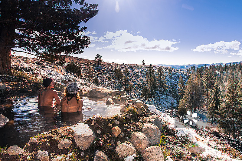 游客在美国加利福尼亚州布里奇波特附近的温泉中放松图片素材