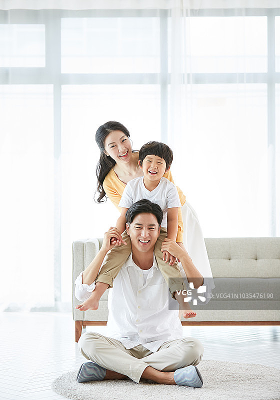 一个快乐的家庭在家里图片素材