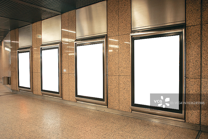 地铁站的四块空白广告牌图片素材