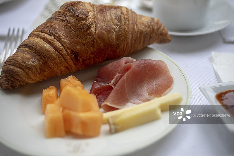 法式早餐，有羊角面包，甜瓜和火腿图片素材