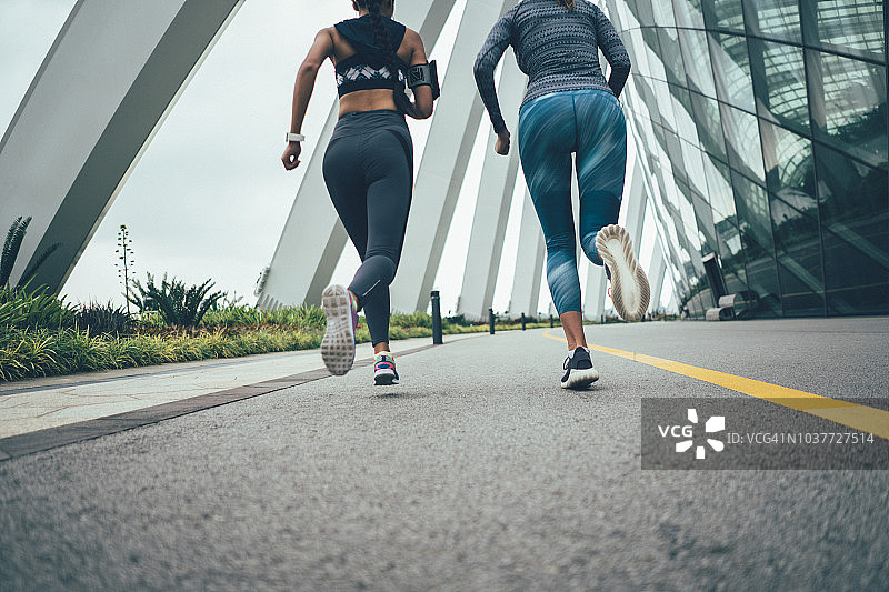 两个年轻的运动女性跑步的后视图图片素材