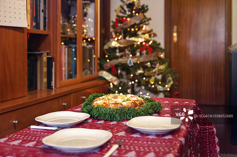 桌子上准备的早餐在三王的日子Roscón德雷耶斯和后面的圣诞树图片素材