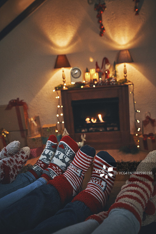 可爱的小朋友们穿着圣诞袜，坐在舒适的圣诞气氛中图片素材