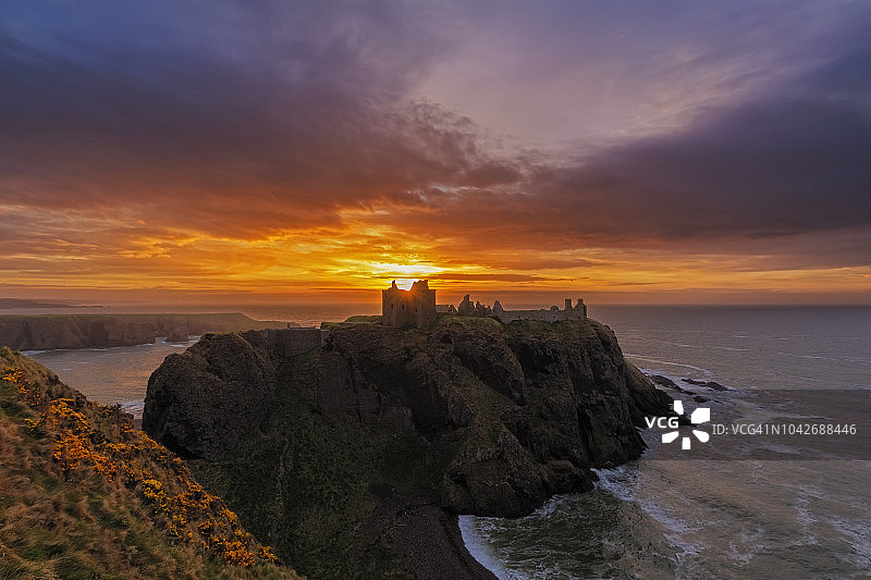英国，苏格兰，斯通黑文，黎明时分的邓诺塔城堡图片素材