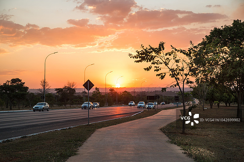 巴西巴西利亚大街上的日落。图片素材