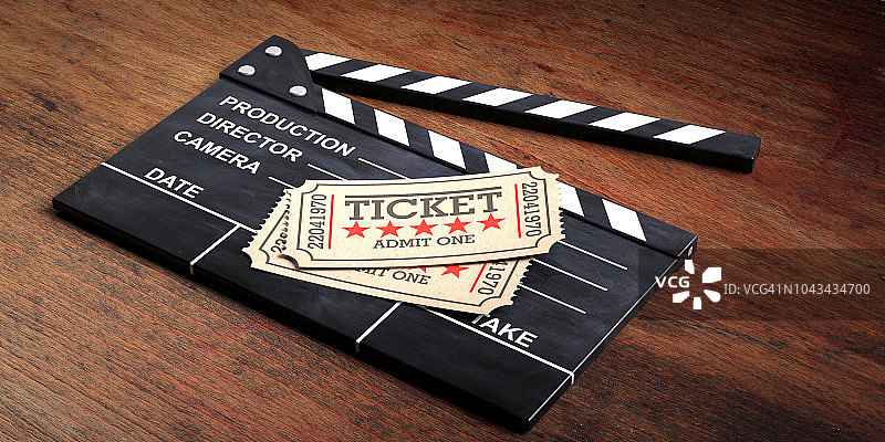 电影院旧类型票米黄色孤立在一个电影拍板和木制背景，3d插图。图片素材