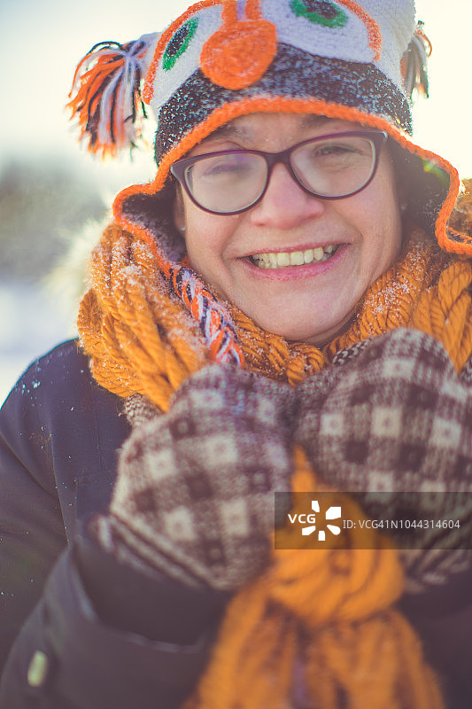戴猫头鹰编织帽的女人正在享受寒冷的冬天图片素材