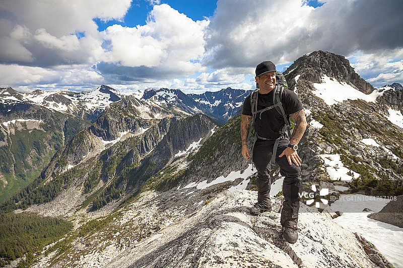 一个登山者的肖像，站在北喀斯喀特山脉，奇利瓦克，加拿大不列颠哥伦比亚省图片素材