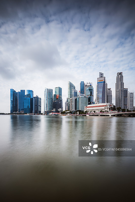 新加坡的天际线反映在新加坡海湾图片素材