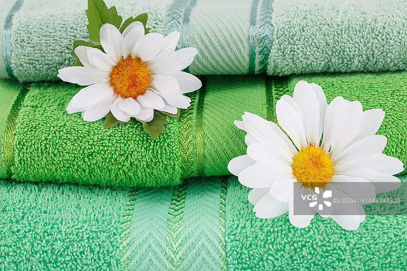 折叠毛巾和鲜花图片素材