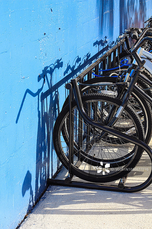 自行车架靠在青砖墙上图片素材