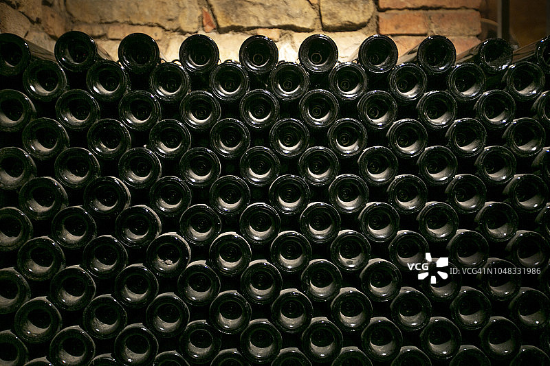 酒窖里的葡萄酒酒瓶图片素材