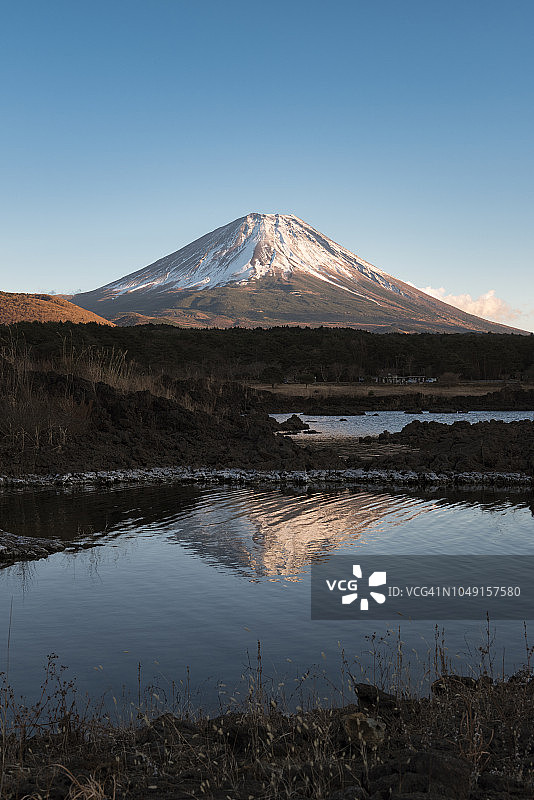 富士山映在元津湖上图片素材
