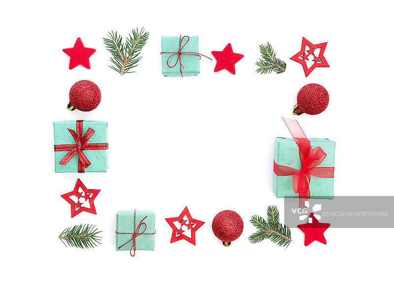 圣诞节框架的小礼物，树枝和装饰在白色的背景图片素材