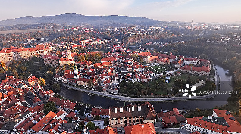 捷克共和国南波西米亚地区，克鲁姆洛夫老城的清晨空中全景图图片素材