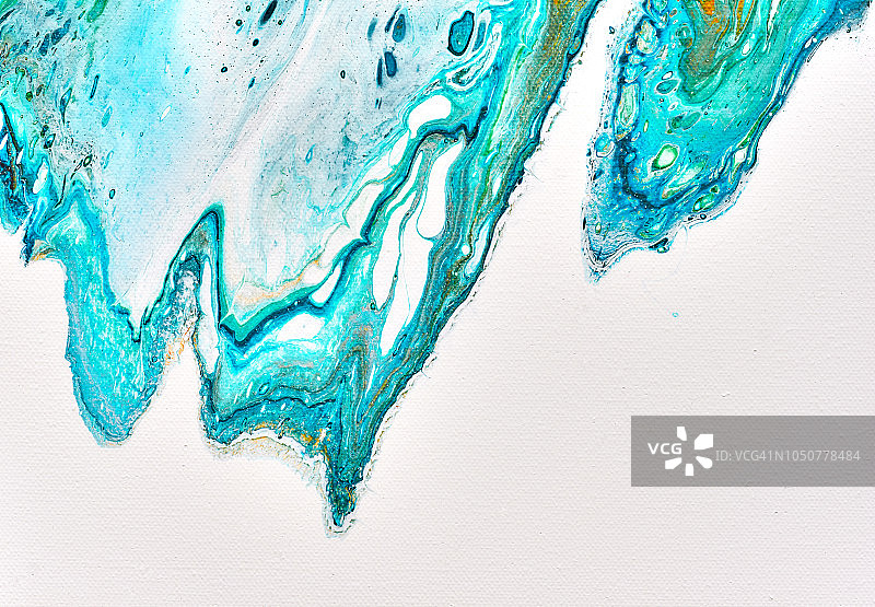 抽象色彩的背景纹理流体艺术丙烯酸颜料。蓝色的绿松石波浪掠过白色图片素材