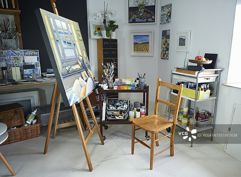 创意艺术家工作室与绘画架上。图片素材