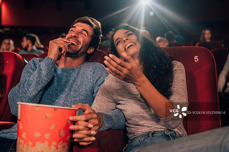 一对夫妇在电影院吃爆米花图片素材