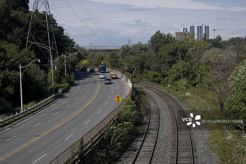 弯曲的铁路轨道和繁忙的道路图片素材