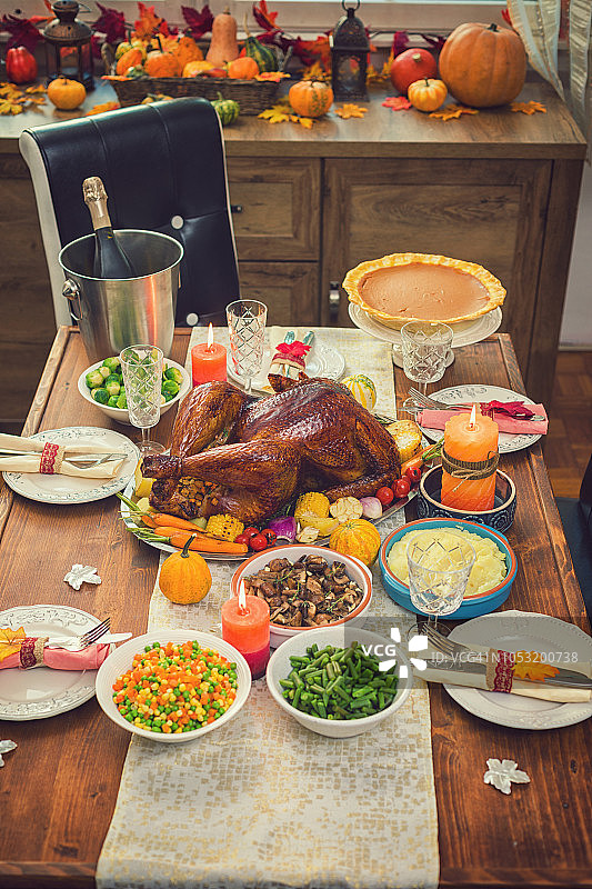 感恩节的传统填料火鸡配菜图片素材
