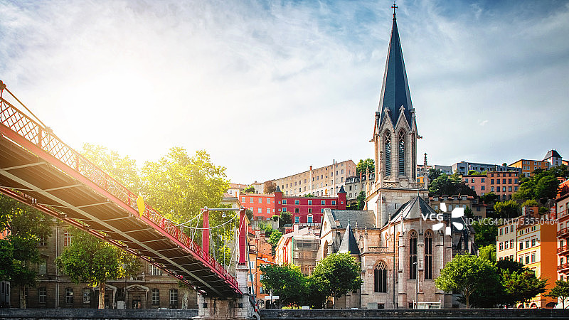 美丽的圣乔治教堂建筑在Vieux Lyon城，从Saone河的角度看法国的纪念碑图片素材
