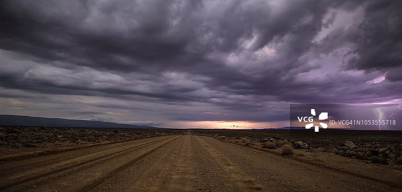 坦夸卡鲁沙漠的全景，天空中有戏剧性的雷雨云图片素材