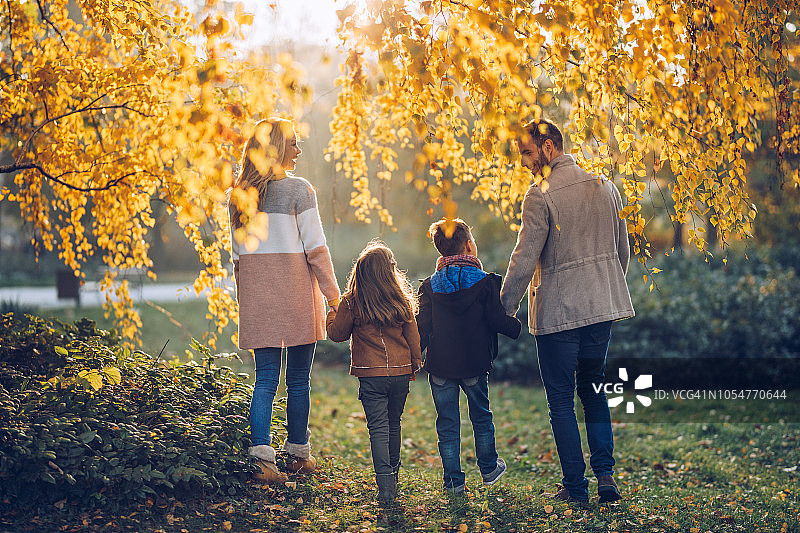 一家人的秋天在公园里散步!图片素材