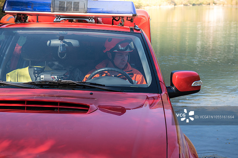 消防员的肖像驾驶在消防车全地形车辆图片素材