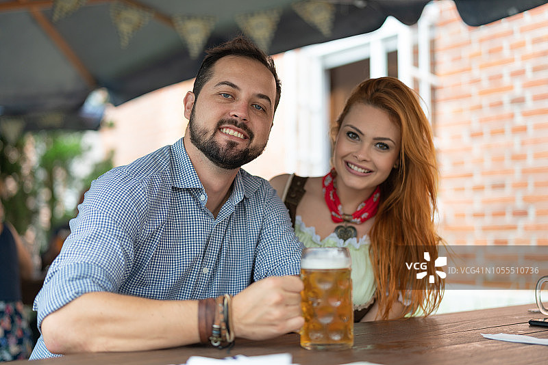 德国血统夫妇在欢乐时光喝啤酒-肖像图片素材
