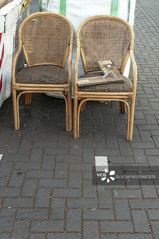 在街上放两把藤椅图片素材
