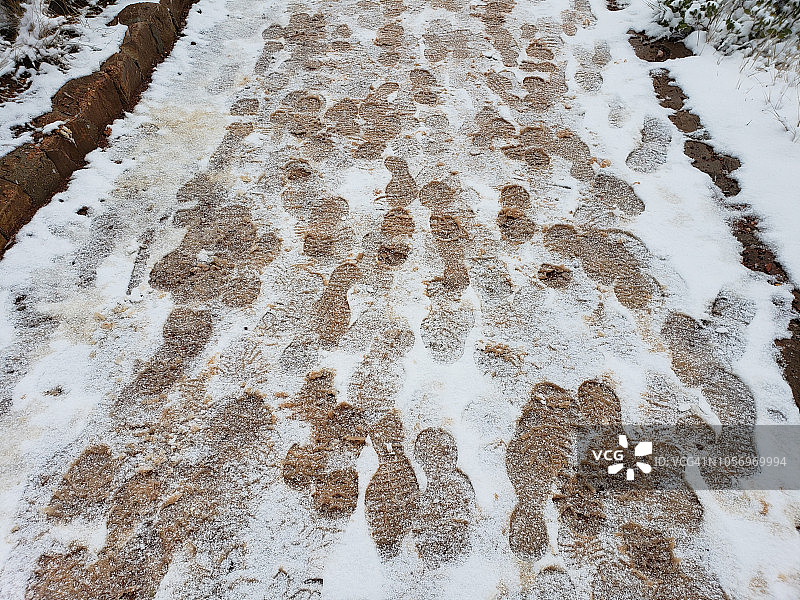 犹他州布莱斯峡谷国家公园雪地里的脚印图片素材