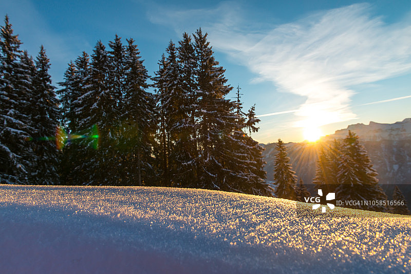 冬天的山景色与新鲜的雪和阿尔卑斯山脉在瑞士的背景图片素材